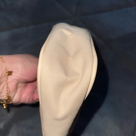 Burberry Preloved pouch excellent condition.. size 6”X 3 1/2” - Picture 6 of 8